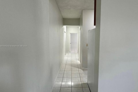 Снять в аренду квартиру в Хайалиа, Флорида 2 спальни, 92.9м2, № 1947578 - фото 4