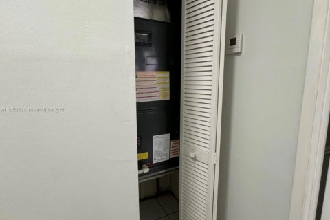 Снять в аренду квартиру в Хайалиа, Флорида 2 спальни, 92.9м2, № 1947578 - фото 7