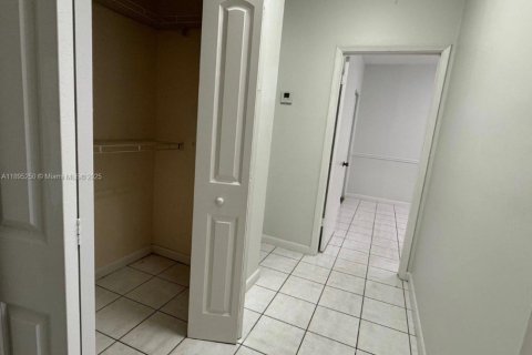 Снять в аренду квартиру в Хайалиа, Флорида 2 спальни, 92.9м2, № 1947578 - фото 13