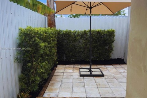 Снять в аренду квартиру в Хайалиа, Флорида 2 спальни, 92.9м2, № 1947578 - фото 1