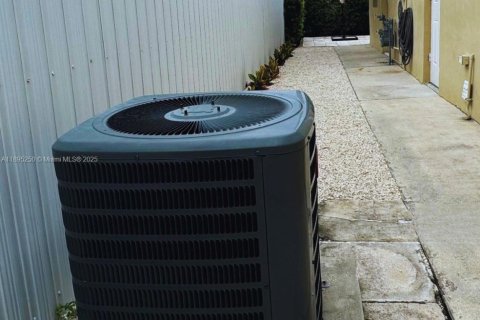 Снять в аренду квартиру в Хайалиа, Флорида 2 спальни, 92.9м2, № 1947578 - фото 3