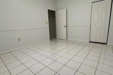 Снять в аренду квартиру в Хайалиа, Флорида 2 спальни, 92.9м2, № 1947578 - фото 12