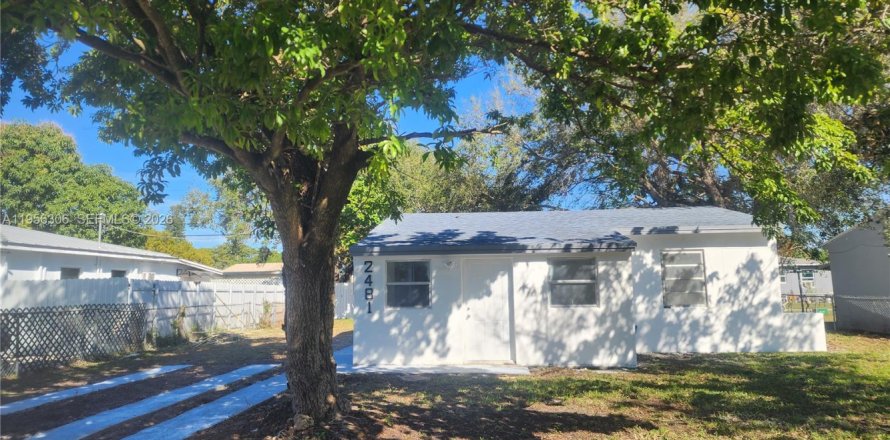 Casa en Opa-locka, Florida 3 dormitorios, 80.27 m2 № 2011640