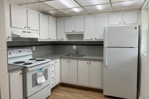 Снять в аренду кондоминиум в Халландейл-Бич, Флорида 1 спальня, 66.89м2, № 2028677 - фото 4