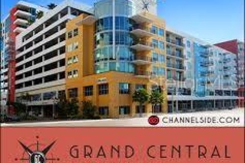Commercial property in Tampa, Florida 68.84 sq.m. № 1847375 - photo 1