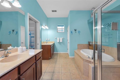 House in New Port Richey, Florida 4 bedrooms, 251.58 sq.m. № 1845355 - photo 12