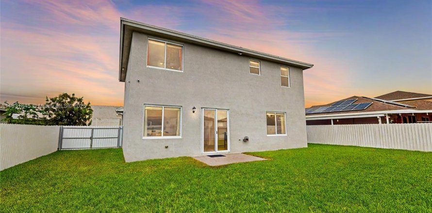 House in Homestead, Florida 4 bedrooms, 204.76 sq.m. № 1814132