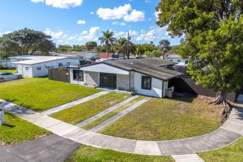 Casa en alquiler en Cutler Bay, Florida, 3 dormitorios, 167.5 m2 № 2017582 - foto 2