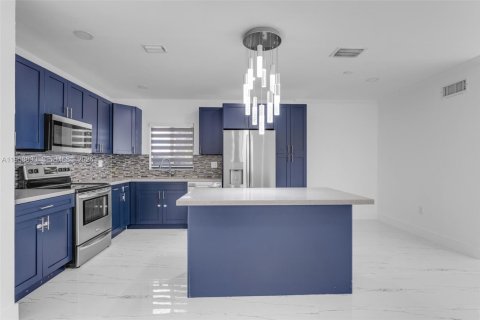 Casa en alquiler en Cutler Bay, Florida, 3 dormitorios, 167.5 m2 № 2017582 - foto 6