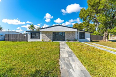 Casa en alquiler en Cutler Bay, Florida, 3 dormitorios, 167.5 m2 № 2017582 - foto 3