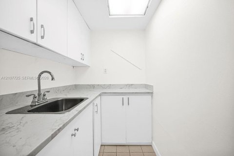 Villa ou maison à louer à Miami, Floride: 4 chambres, 98.85 m2 № 2421012 - photo 28
