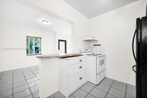 Villa ou maison à louer à Miami, Floride: 4 chambres, 98.85 m2 № 2421012 - photo 16