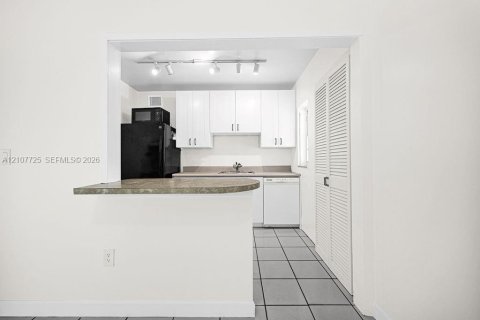 Villa ou maison à louer à Miami, Floride: 4 chambres, 98.85 m2 № 2421012 - photo 14