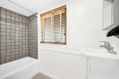 Villa ou maison à louer à Miami, Floride: 4 chambres, 98.85 m2 № 2421012 - photo 30
