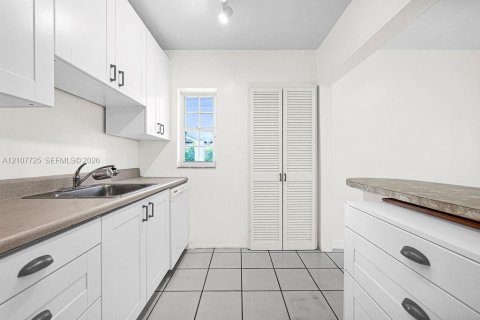 Villa ou maison à louer à Miami, Floride: 4 chambres, 98.85 m2 № 2421012 - photo 17