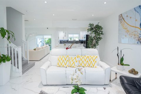 Touwnhouse à vendre à Miami, Floride: 3 chambres, 136.01 m2 № 1850875 - photo 13