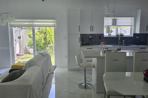 Touwnhouse à vendre à Miami, Floride: 3 chambres, 136.01 m2 № 1850875 - photo 2