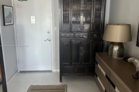 Снять в аренду кондоминиум в Майами-Бич, Флорида 1 спальня, 91.97м2, № 1978110 - фото 1