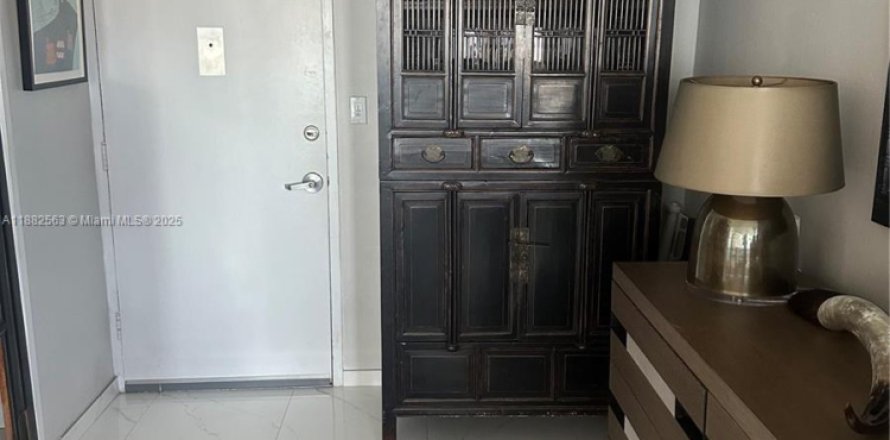 Кондоминиум с 1 спальней в Майами-Бич, Флорида № 1978110