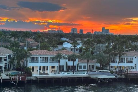 Condo in Hollywood, Florida, 2 bedrooms  № 970599 - photo 1