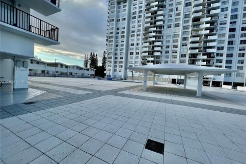 Copropriété à louer à Aventura, Floride: 1 chambre, 80.82 m2 № 1973668 - photo 2