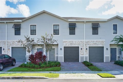 Купить таунхаус в Помпано-Бич, Флорида 3 спальни, 148.36м2, № 1941617 - фото 1