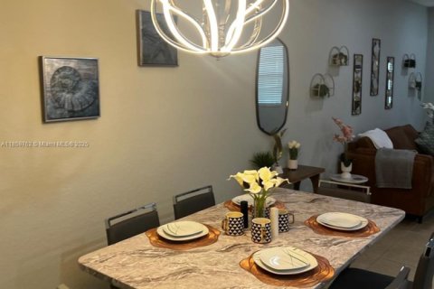 Townhouse in Miramar, Florida 3 bedrooms, 178.28 sq.m. № 1922176 - photo 24