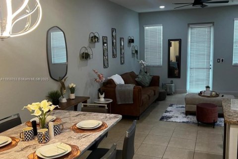 Townhouse in Miramar, Florida 3 bedrooms, 178.28 sq.m. № 1922176 - photo 23