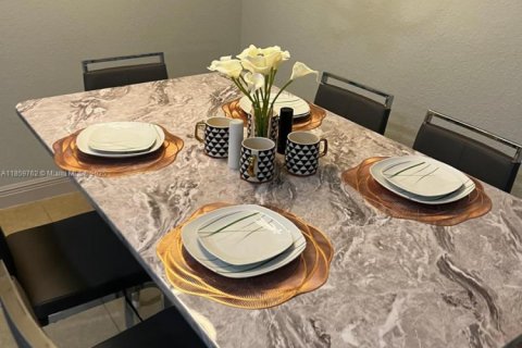 Townhouse in Miramar, Florida 3 bedrooms, 178.28 sq.m. № 1922176 - photo 8