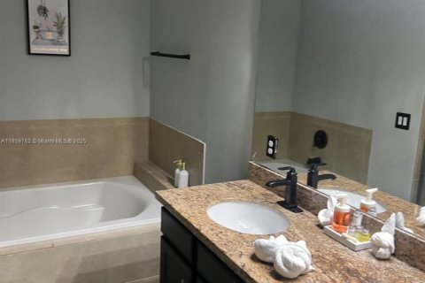 Townhouse in Miramar, Florida 3 bedrooms, 178.28 sq.m. № 1922176 - photo 26