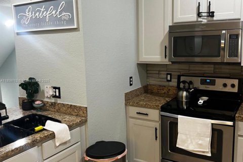 Townhouse in Miramar, Florida 3 bedrooms, 178.28 sq.m. № 1922176 - photo 21