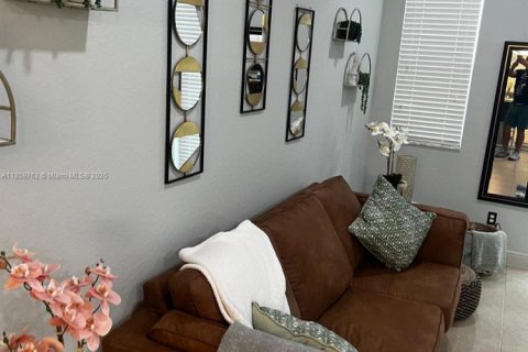 Townhouse in Miramar, Florida 3 bedrooms, 178.28 sq.m. № 1922176 - photo 3