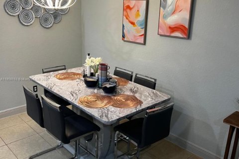 Townhouse in Miramar, Florida 3 bedrooms, 178.28 sq.m. № 1922176 - photo 10