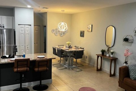 Townhouse in Miramar, Florida 3 bedrooms, 178.28 sq.m. № 1922176 - photo 6