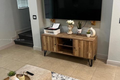 Townhouse in Miramar, Florida 3 bedrooms, 178.28 sq.m. № 1922176 - photo 4