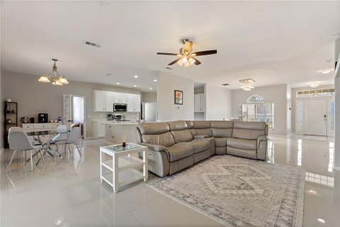 House in Orlando, Florida 4 bedrooms, 257.15 sq.m. № 1723547 - photo 13