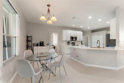 House in Orlando, Florida 4 bedrooms, 257.15 sq.m. № 1723547 - photo 15