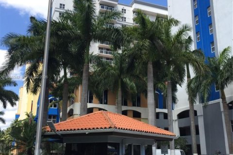 Condo in Miami, Florida, 2 bedrooms  № 2278593 - photo 11