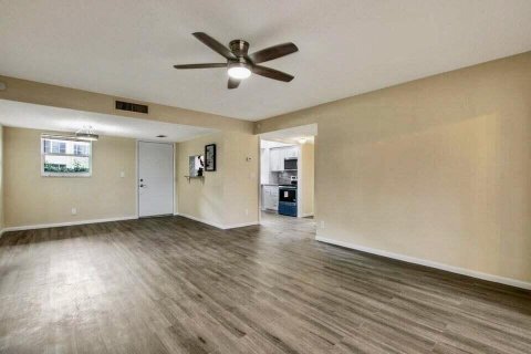 Condo in Palm Springs, Florida, 2 bedrooms  № 2146781 - photo 3
