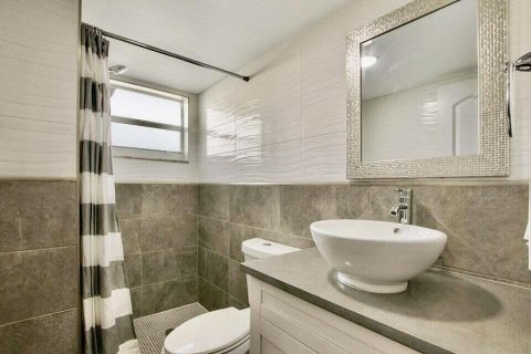 Condo in Palm Springs, Florida, 2 bedrooms  № 2146781 - photo 6