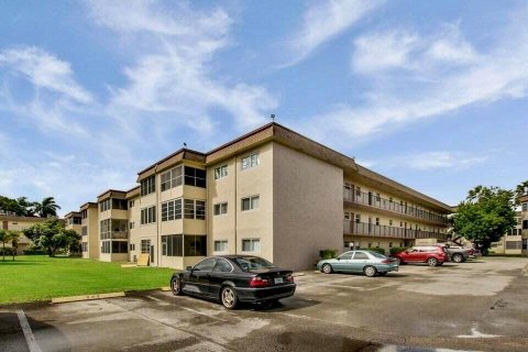 Condo in Palm Springs, Florida, 2 bedrooms  № 2146781 - photo 11