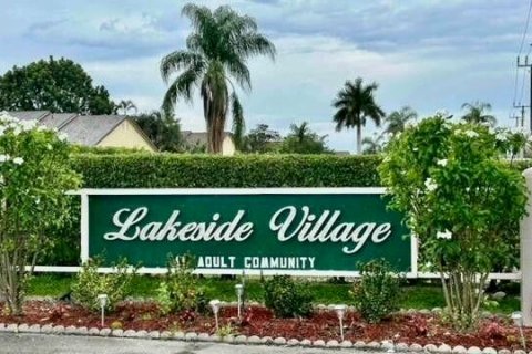 Condo in Palm Springs, Florida, 2 bedrooms  № 2146781 - photo 12