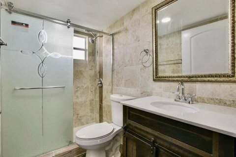 Condo in Palm Springs, Florida, 2 bedrooms  № 2146781 - photo 5