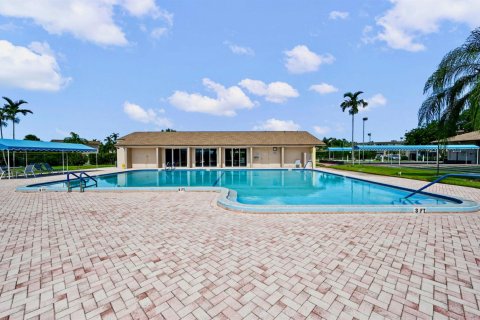 Condo in Palm Springs, Florida, 2 bedrooms  № 2146781 - photo 7