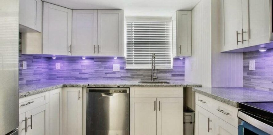 Condo in Palm Springs, Florida, 2 bedrooms  № 2146781