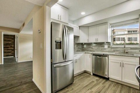 Condo in Palm Springs, Florida, 2 bedrooms  № 2146781 - photo 2
