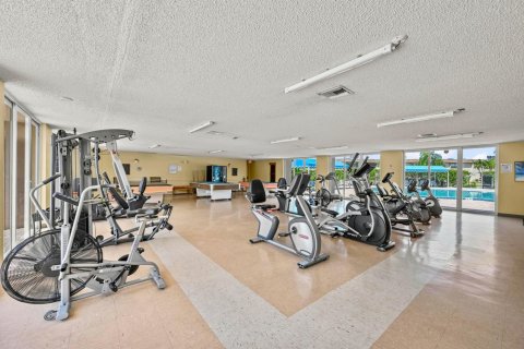 Condo in Palm Springs, Florida, 2 bedrooms  № 2146781 - photo 10