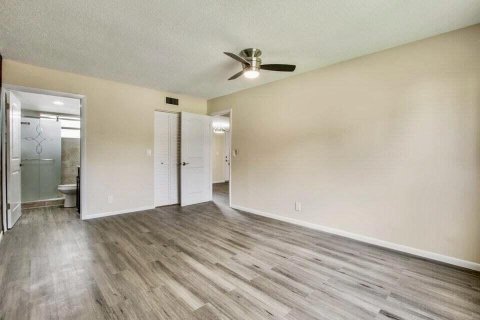 Condo in Palm Springs, Florida, 2 bedrooms  № 2146781 - photo 4