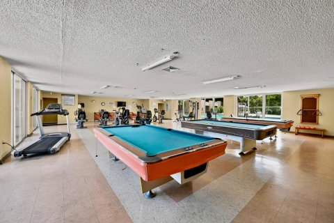 Condo in Palm Springs, Florida, 2 bedrooms  № 2146781 - photo 9