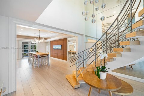 House in Miami Beach, Florida 7 bedrooms, 539.86 sq.m. № 1694843 - photo 17